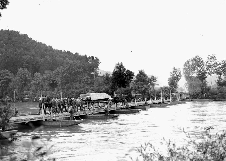 Materialwagen der Pontoniere passieren Schiffsbrücke - CH-BAR - 3239928