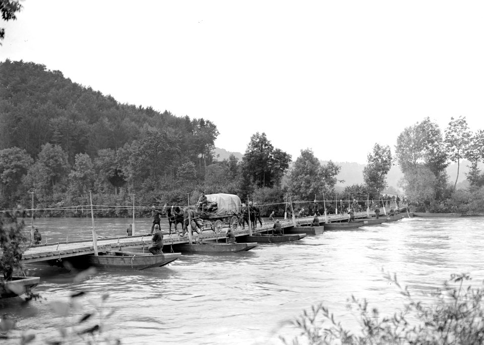 Materialwagen der Pontoniere passieren Schiffsbrücke - CH-BAR - 3239932
