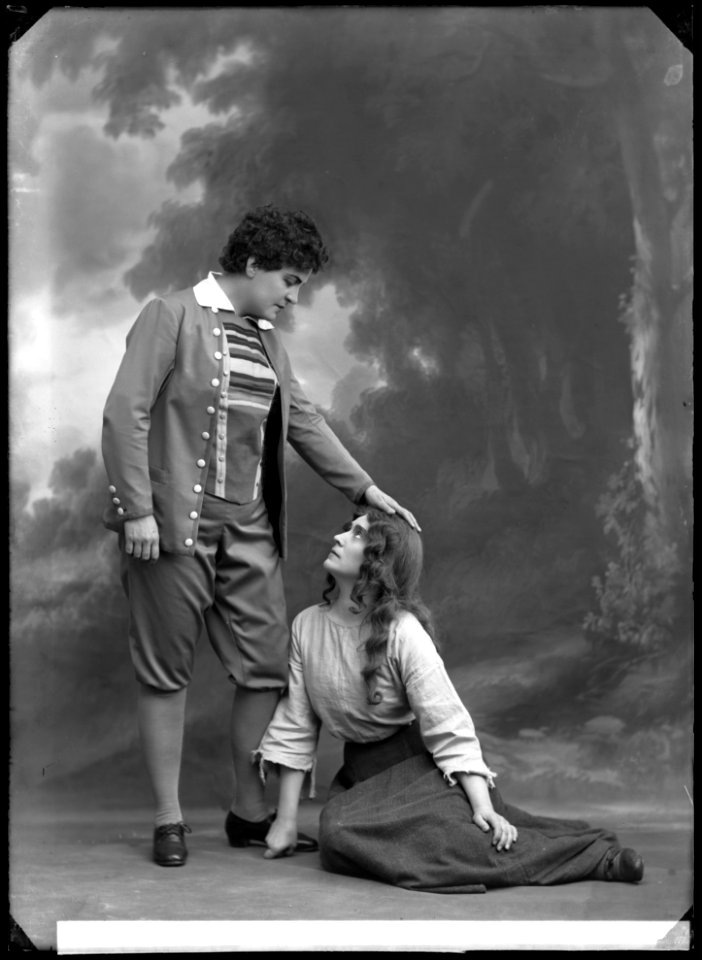 Matilda Jungstedt and Paula Lizell in Per Svinaherde at Kungliga Operan 1910 - SMV - NL055