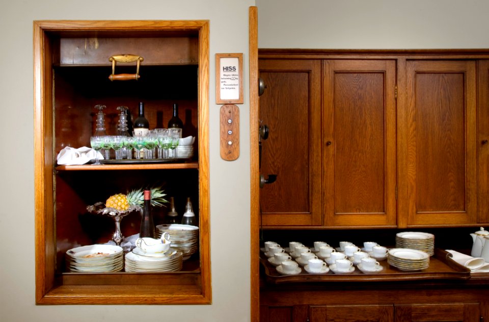 Mathissen. Med bänk med koppar. Utställningen Smak av svunnen tid år 2007 - Hallwylska museet - 86309
