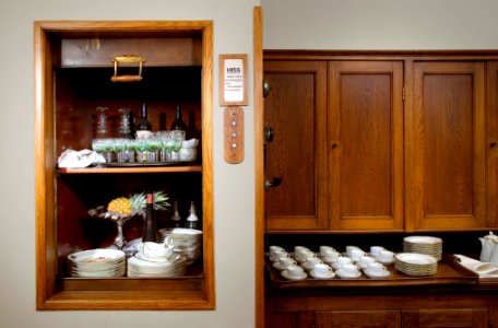 Mathissen. Med bänk med koppar. Utställningen Smak av svunnen tid år 2007 - Hallwylska museet - 86309