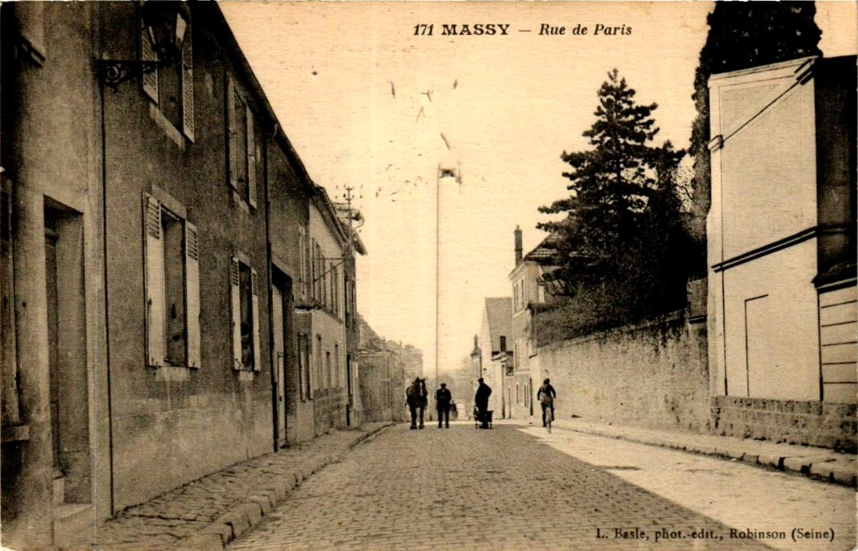 Massy.Rue de Paris.Cheval