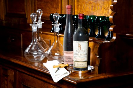 Matsalen-Vin på buffeskåp. Utställningen Smak av svunnen tid år 2007 - Hallwylska museet - 86322
