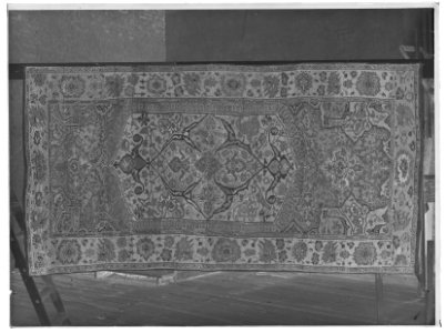 Matta, Medaljong-Ushak i färger rött, blått och gult. I bården blommor - Skoklosters slott - 68761-negative