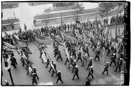 Massed colors-K.T. Parade LCCN2014718398
