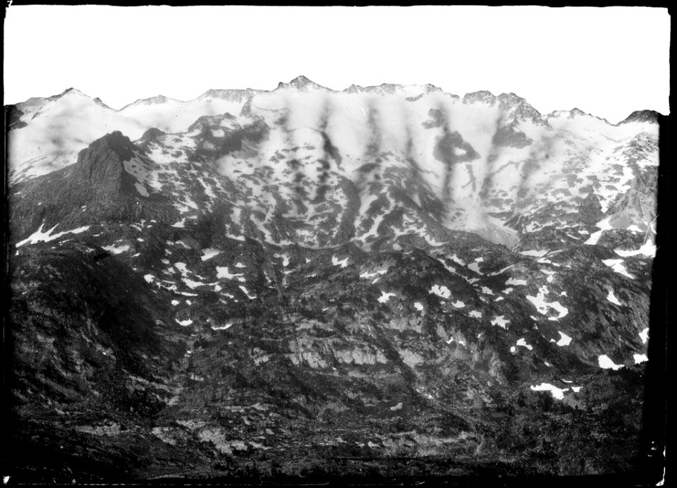 Massís muntanyós nevat
