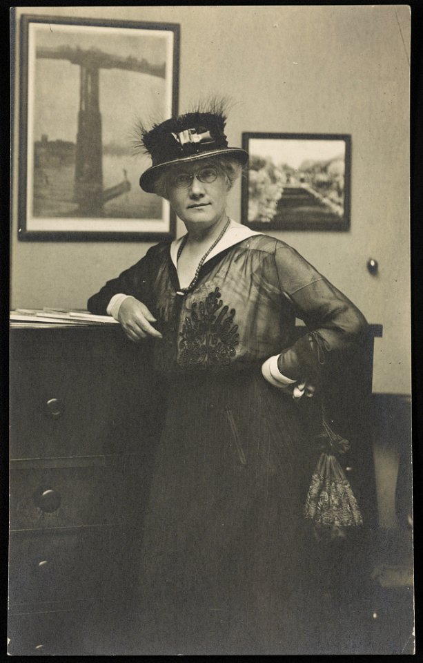 Mattie Edwards Hewitt LCCN2001704095