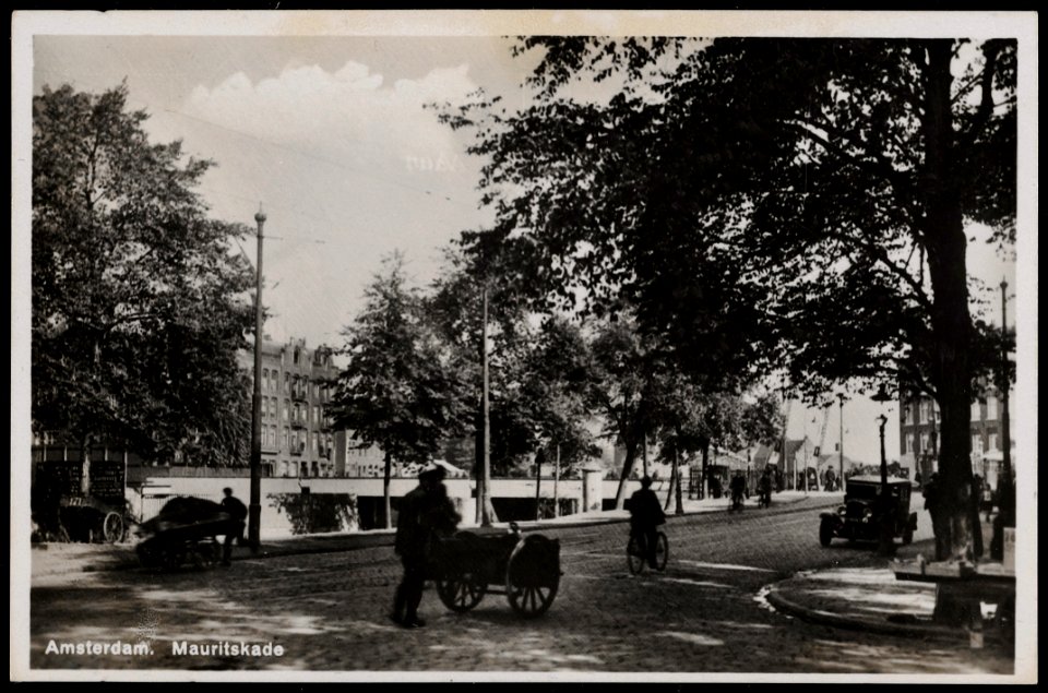 Mauritskade met rechts de Zeeburgerdijk en links tussen de bomen de Czaar Peterstraat. Uitgave A. Vigevano, Amsterdam, Afb PRKBB00359000007 photo