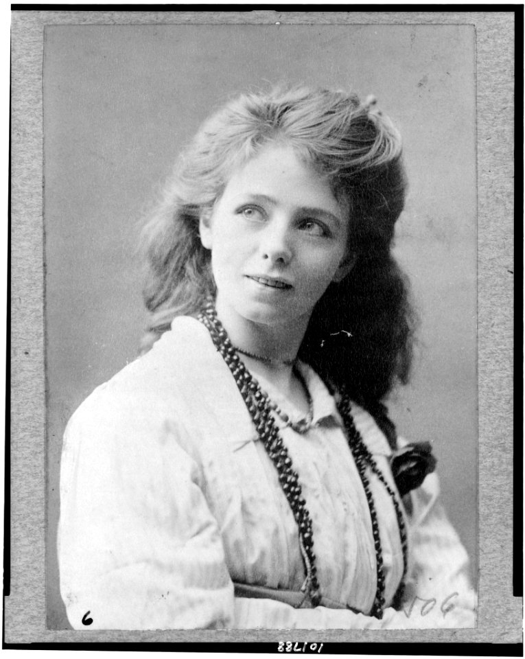 Maude Adams, actress, half-length portrait, facing front LCCN90713610