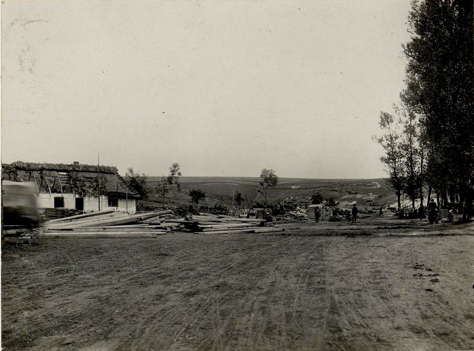 Materiallagerplatz an der Feldbahnstation Endstation östlich Nesterowce am 1. Juli. 1916 (BildID 15542373)