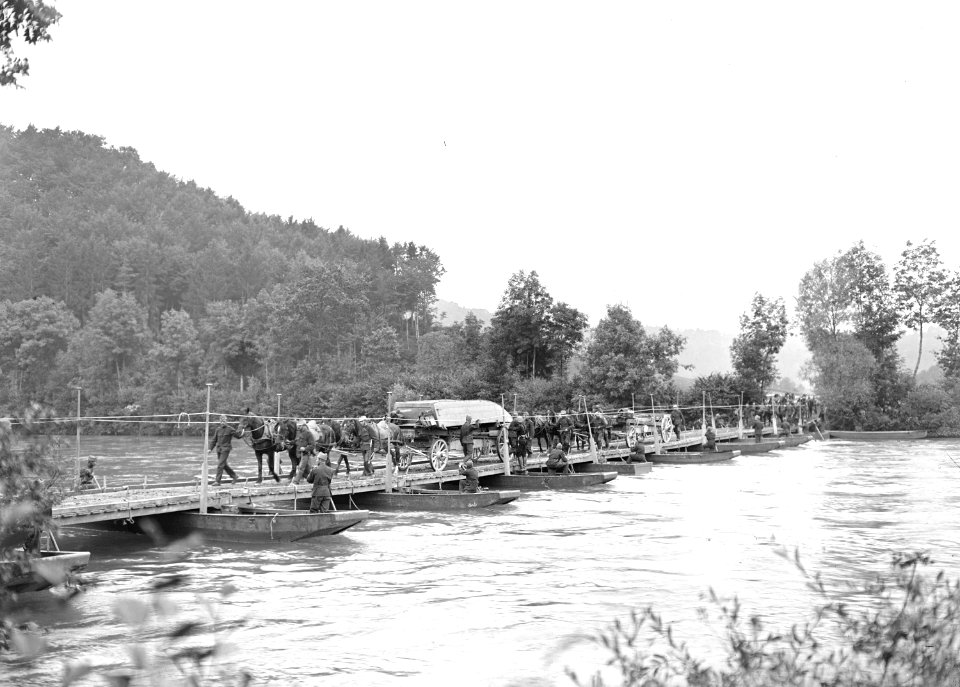 Materialwagen der Pontoniere passieren Schiffsbrücke - CH-BAR - 3239927