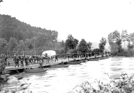 Materialwagen der Pontoniere passieren Schiffsbrücke - CH-BAR - 3239931