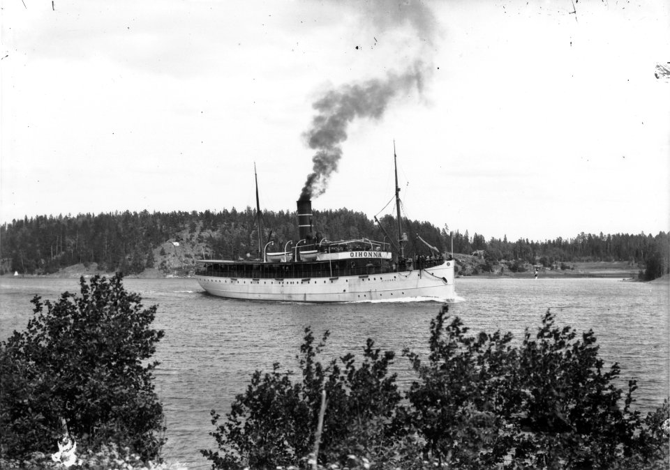 Matkustajalaiva Oihonna Barön salmessa (Barösund) Inkoossa - N2686 (hkm.HKMS000005-km0037fy)