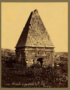 Mausolée en pyramide à El-Kefr LCCN2004670498