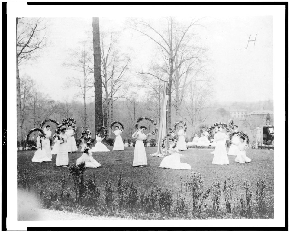 May Day festivities at Forest Glen, Md. LCCN93505870