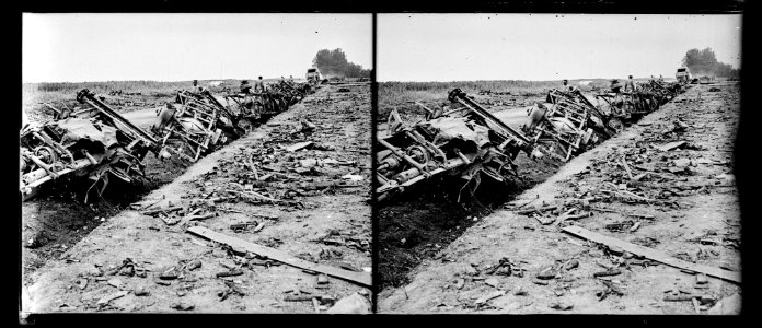 May en Multien. Camions démolis par une bombe d'avion - Fonds Berthelé - 49Fi1090