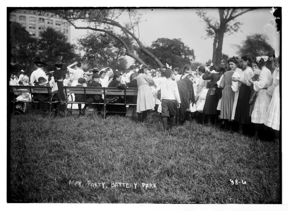 May Party in Battery Park, King and Queen of May, New York LCCN2014680493