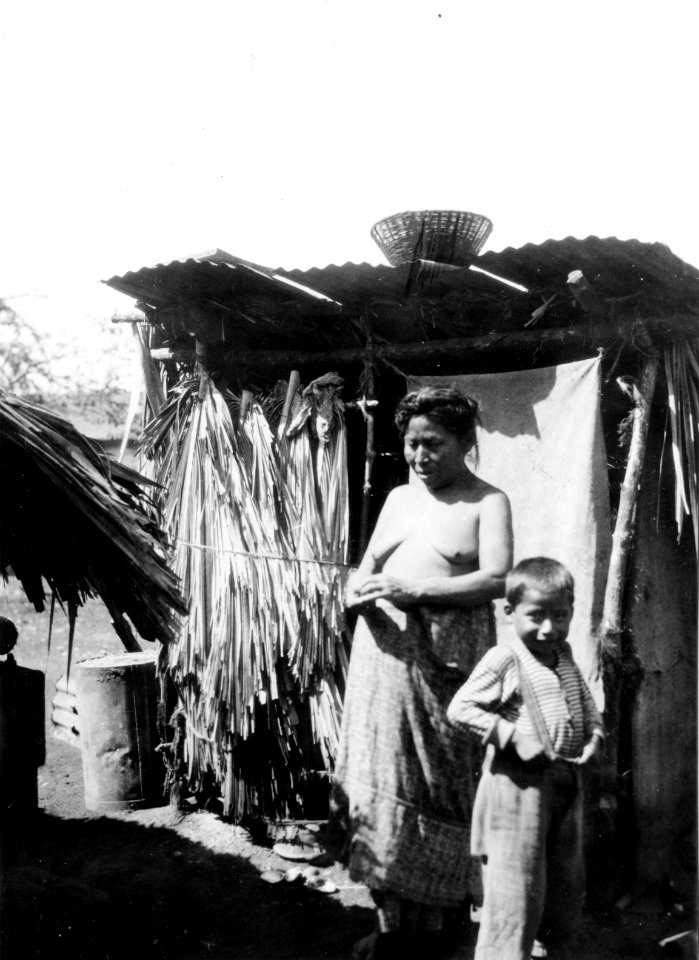 Mayaindianska med son vid enkel hydda. Champerico. Guatemala - SMVK - 004536