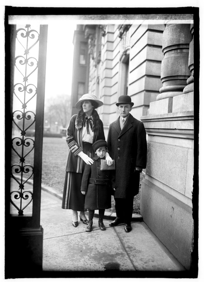 Mr. & Mrs. Fred Morris Dearing & Don, 1-21-22 LCCN2016846059