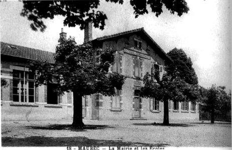 Maubec, la mairie et les écoles en 1925, p 120 de L'Isère les 533 communes photo