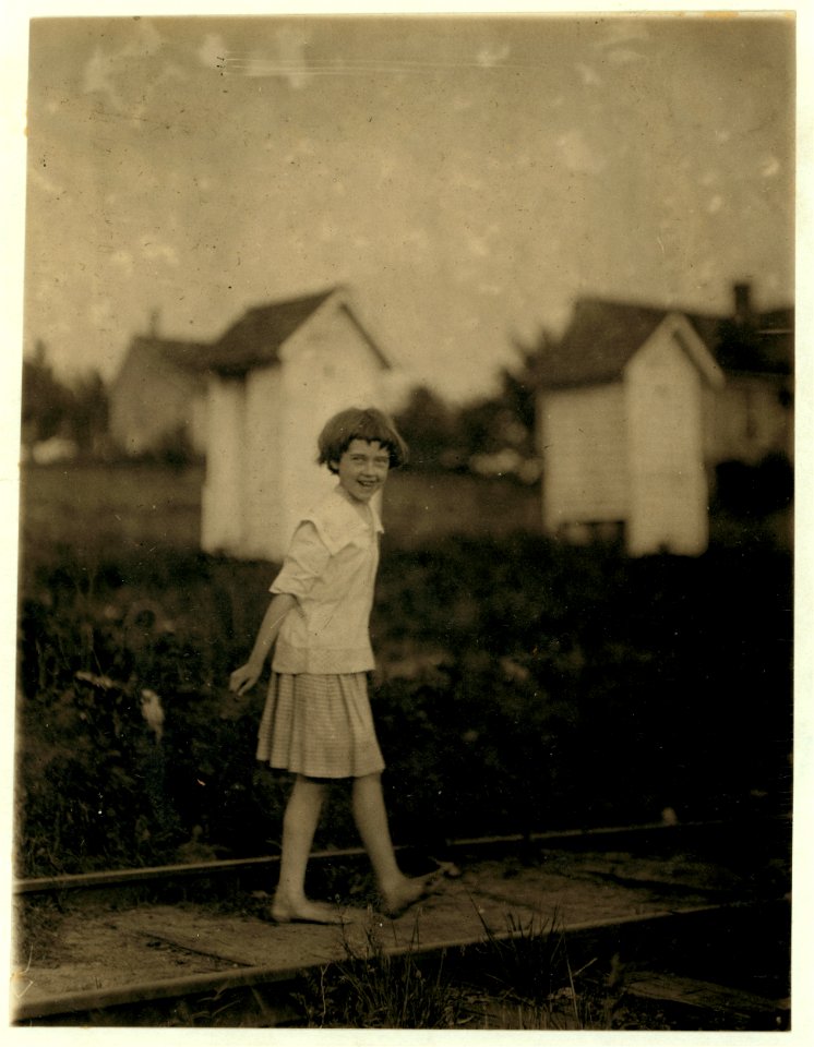 Maud Cheek one of the young spinners in the Drayton Mill, Spartenberg(sic), S.C., runs 7 sides. Worked in another mill before she came here. LOC nclc.02603