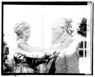 Mr. & Mrs. Warren G. Harding LCCN2016828165