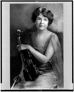 Maud Powell, three-quarter length portrait, seated, facing front, holding violin LCCN94503172