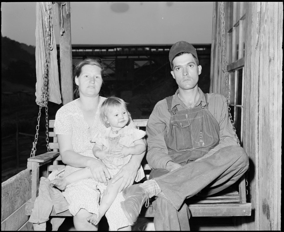 Mr. and Mrs. Charlie Lingar and one of their six children. Kentucky Straight Creek Coal Company, Belva Mine... - NARA - 541197