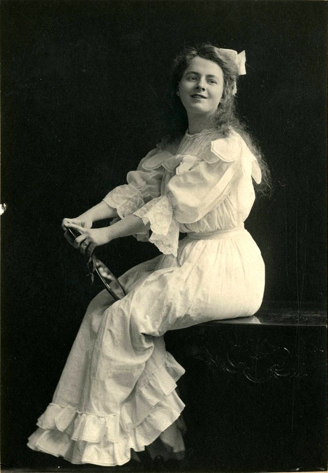 Maude Monroe, stage actress (SAYRE 6051)