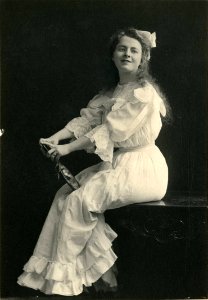 Maude Monroe, stage actress (SAYRE 6051)
