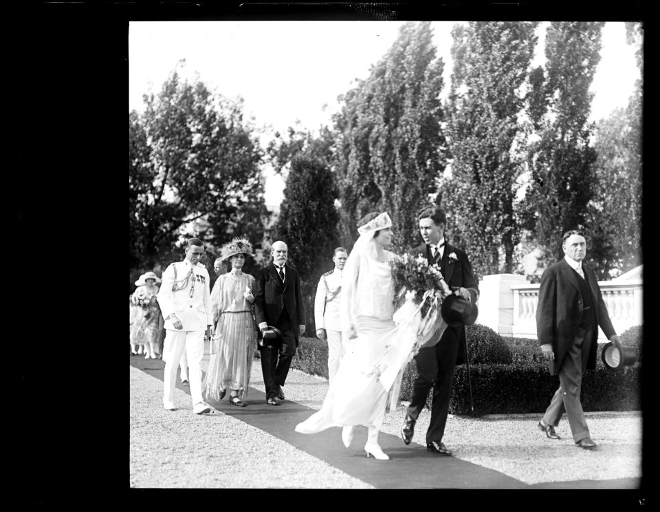 Mr. and Mrs. Chauncey Lockhart Waddell going into Pan. Amer. Union Bldg. LCCN2016891468