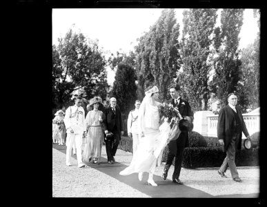 Mr. and Mrs. Chauncey Lockhart Waddell going into Pan. Amer. Union Bldg. LCCN2016891468