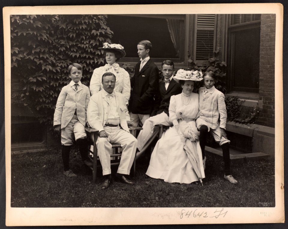 Mr. and Mrs. Theodore Roosevelt and children) - Pach Bros. N.Y LCCN2001697295