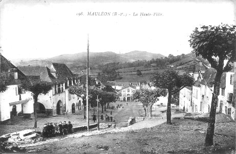 Mauléon - vue de la Haute-Ville vers les halles (1910)