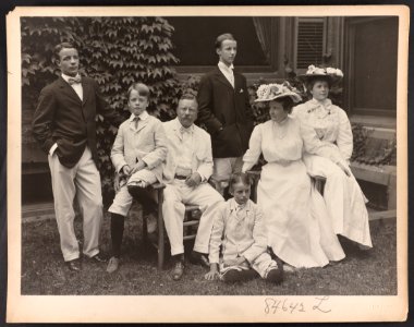 Mr. and Mrs. Theodore Roosevelt and children) - Pach Bros. N.Y LCCN2013651708