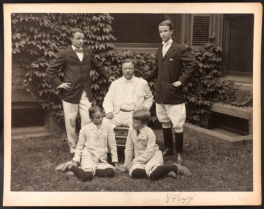Mr. and Mrs. Theodore Roosevelt and children) - Pach Bros. N.Y LCCN2013651705