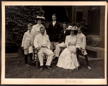 Mr. and Mrs. Theodore Roosevelt and children) - Pach Bros. N.Y LCCN2013651707