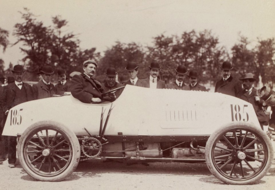 Maurice Augières sur Mors au départ du Paris-Madrid 1903