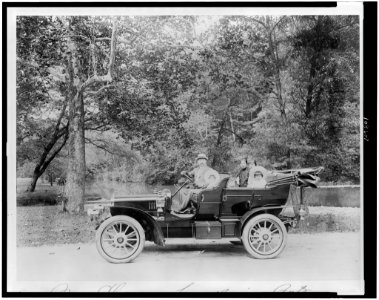 Mr. Chow and family in auto LCCN93516932