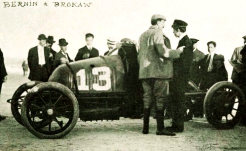 Maurice Bernin (à g.) et Gould Brokaw en discussion au 'Florida Speed Carnival' de janvier 1905