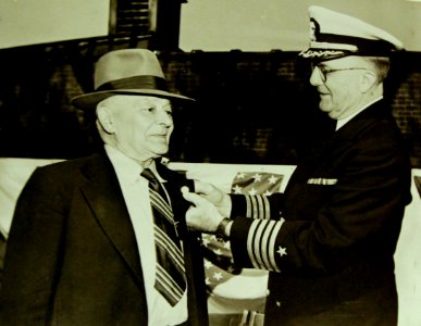 Mr. Davis receives U.S. Navy E button for excellence at American Brass Company, May 1942 (23480147299)