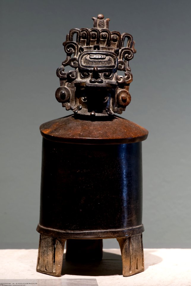 Maya tripod lidded vessel Soleil de nuit lot62