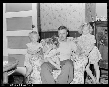 Mr. E. R. Kunz, and his three daughters, he rents rooms, half of a two-family house for $11.60 monthly, rental fee... - NARA - 540887