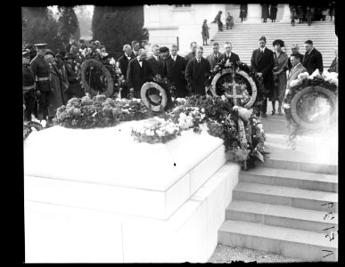 Mr. Rosen, of Phila., and grp., Armistice Day, at Unknown Soldiers grave LCCN2016891907