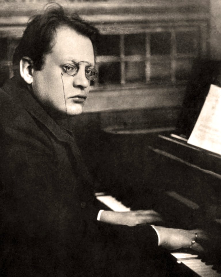 Max Reger playing piano (cropped)