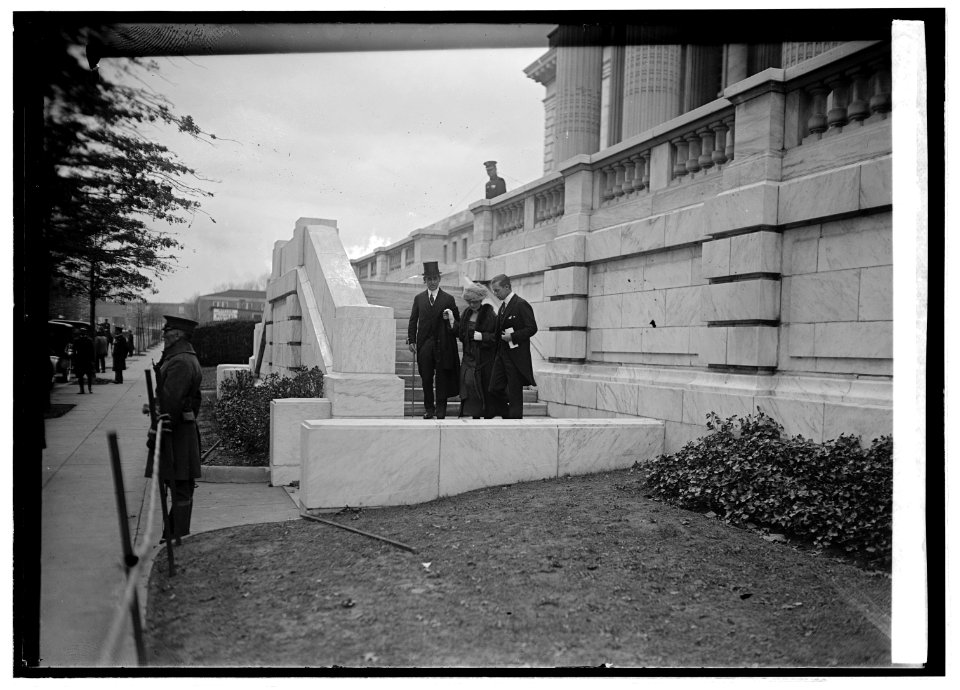 Mrs Harding with Christian & Bliss leaving DAR, 11-12-21 LCCN2016845799