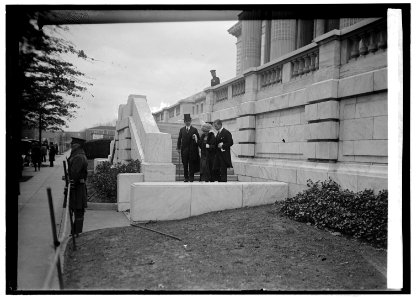 Mrs Harding with Christian & Bliss leaving DAR, 11-12-21 LCCN2016845799