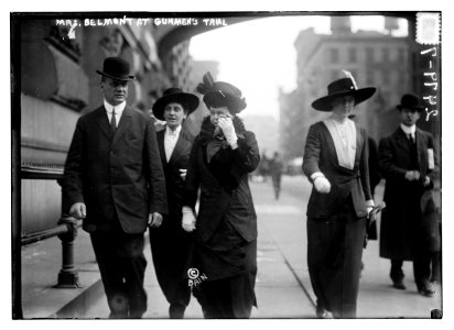 Mrs. (Alva) Belmont at gunmen's trial LCCN2014691250