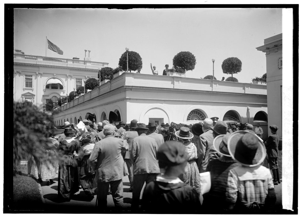Mrs Harding greeting Confederate Vets, 6-23-22 LCCN2016846519