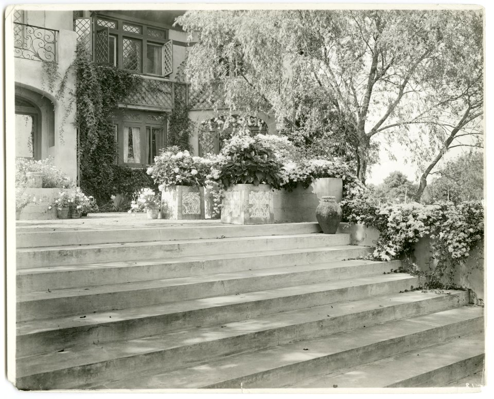 Mrs. Albert Herter, East Hampton, blue & white garden - photographs from the Johnston-Hewitt Studio, 536 Fifth Avenue, New York. LCCN2012645991